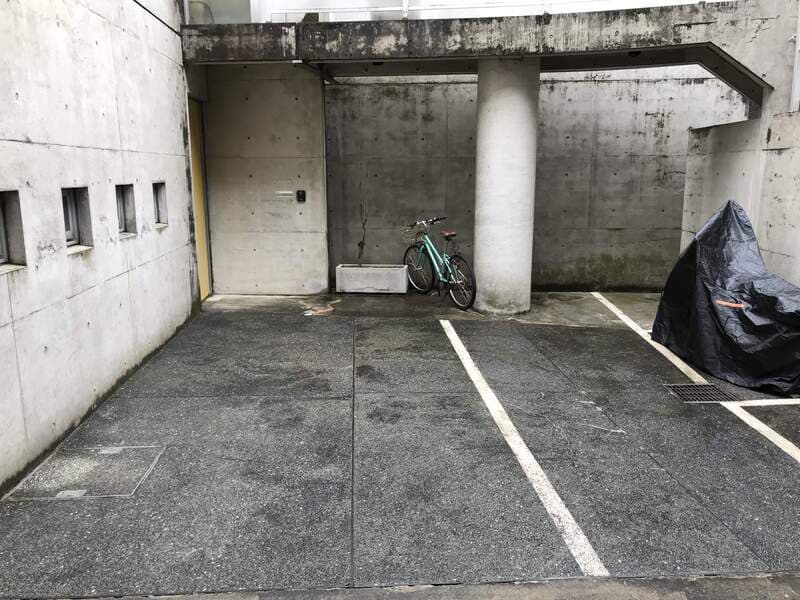 駒鳥アパートメント 3階の駐車場 1