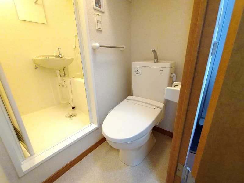 レオパレスコンフォート成城 1階のトイレ 1