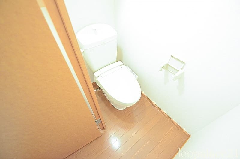 レオパレスＫＡＷＡＳＨＩ　Ⅱ 105のトイレ 1