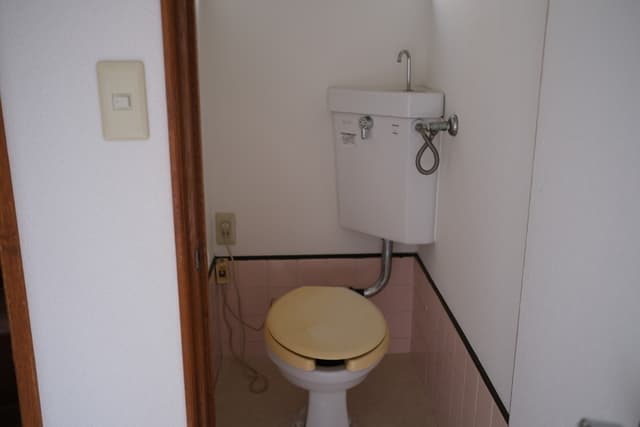 荒川貸家 2階のトイレ 1