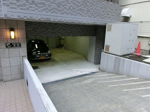 スカイコート神田 7階の駐車場 2