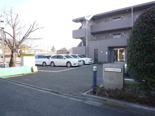 ファインクレスト富士見ヶ丘 1階の駐車場 1