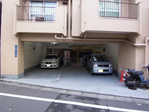 パラシオン笹塚 5階の駐車場 1