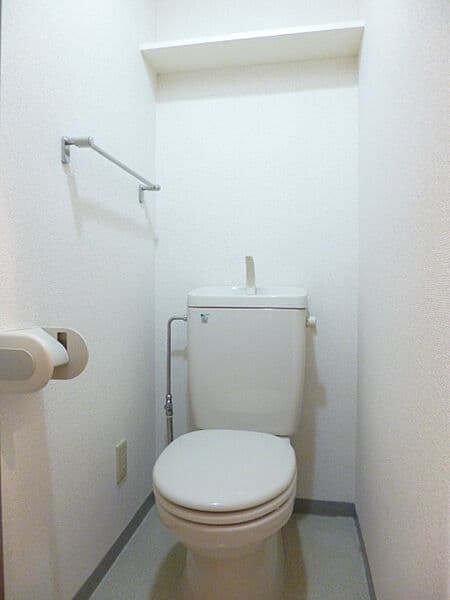 スカイコート中野 8階のトイレ 1