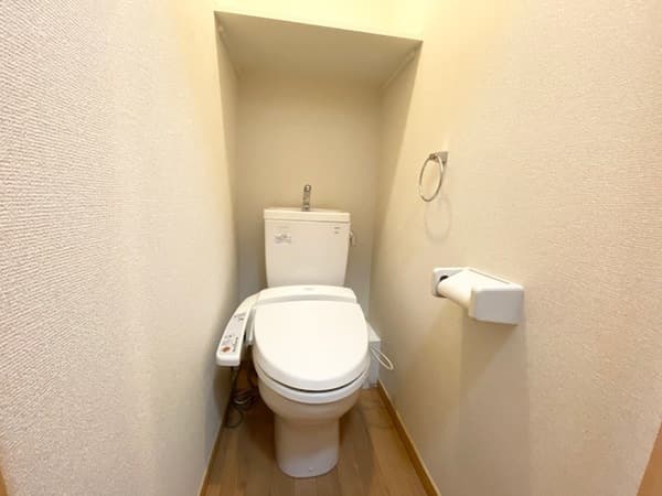 レオパレスルーエンハイムⅡ 3階のトイレ 1