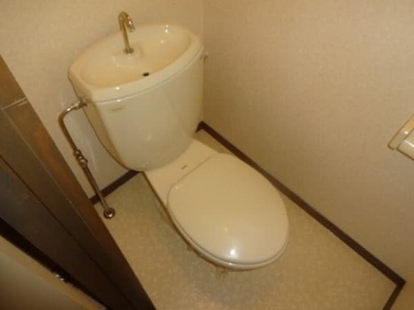 プチメゾンたま 3階のトイレ 1