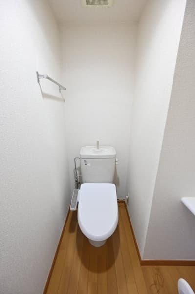 中野坂上駅 徒歩3分 マンション 4階のトイレ 1