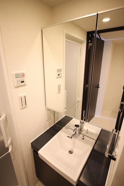 コンシェリア新宿 ＨＩＬＬＳＩＤＥ ＳＱＵＡＲＥ 7階の洗面所 1