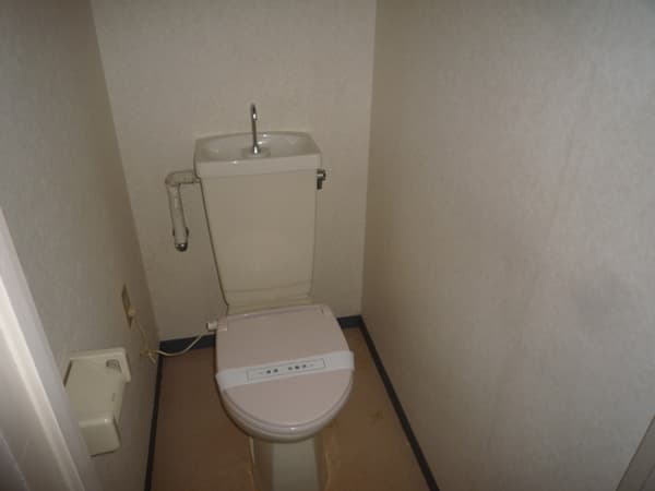 第９８新井ビル 2階のトイレ 1